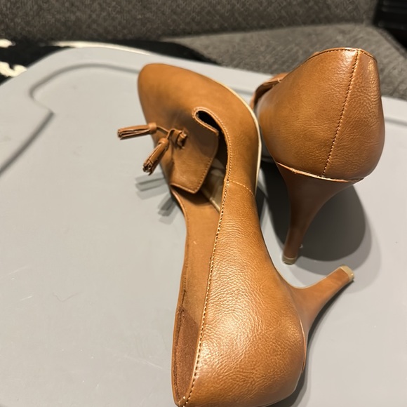 NWOB Fiona Tan Heels With tassels - Picture 5 of 6